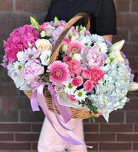 Цветочная композиция из Розы, Хризантемы, Пионы и Лизиантусы в корзине в Балахоновском