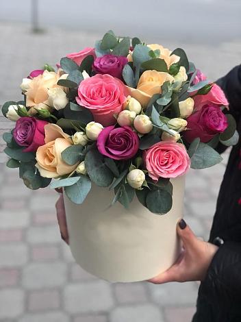 Цветочная композиция из Розы в шляпной коробке в Балахоновском